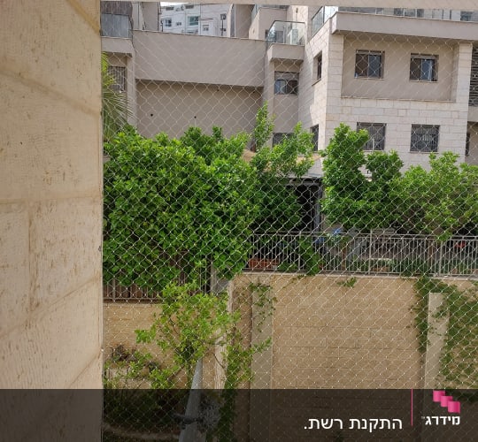 רשת מתוחה למניעת כניסת יונים במרפסת